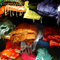 Sarongs und Schals aus Baumwolle und Wildseide